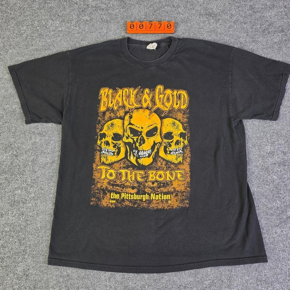 Black & Gold Pittsburgh Steelers NFL T-Shirt with yellow skulls graphic Size XL